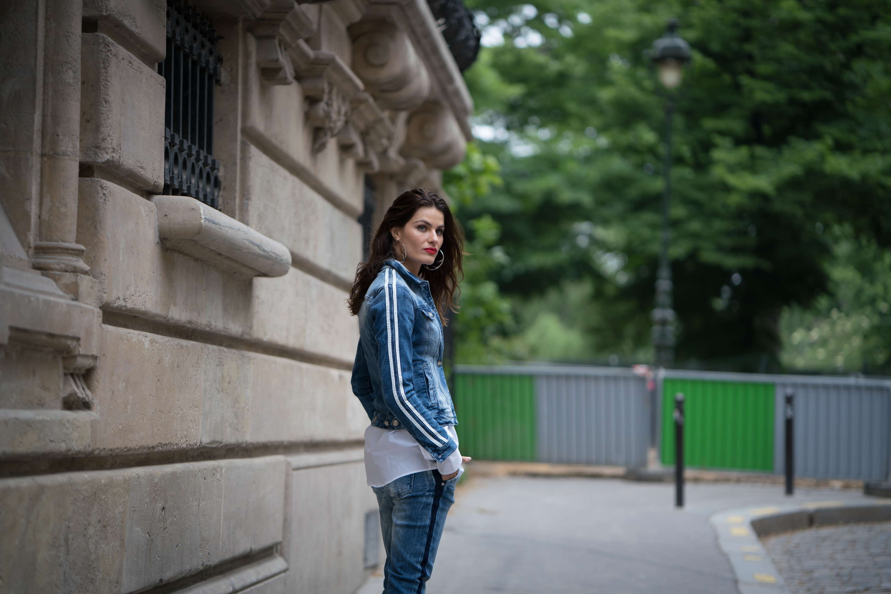 Foto: Jeans com jeans é tendência: conjuntinho desfilado por Isabeli  Fontana para a colab H&M e Moschino - Purepeople